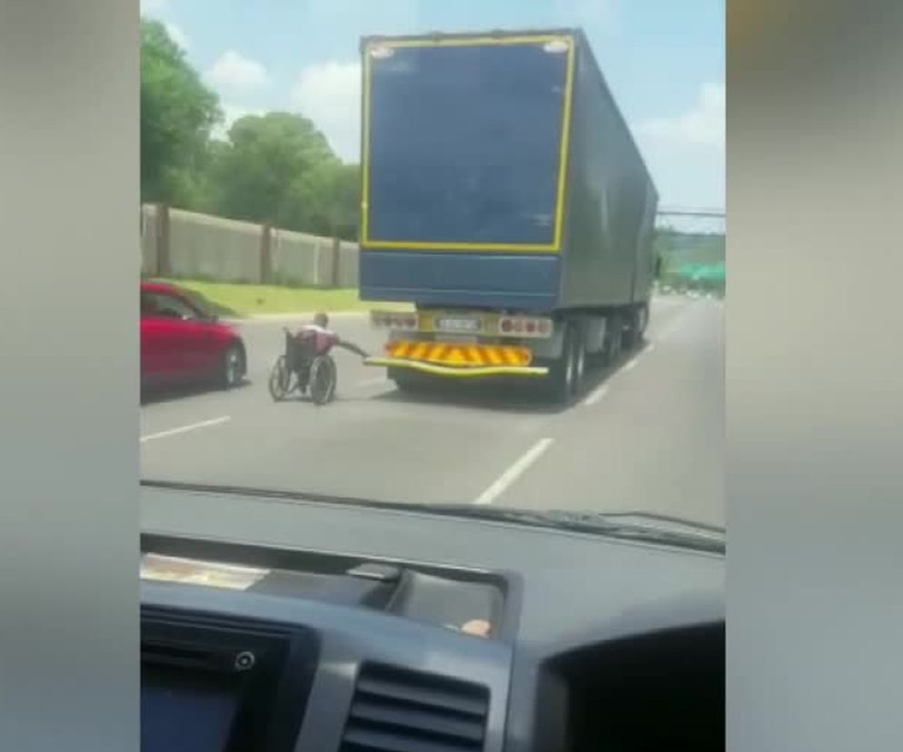 Na wózku inwalidzkim po autostradzie