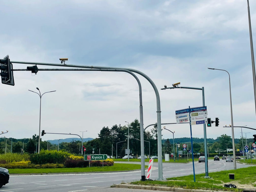 Montaż kamer systemu Red Light na Rondzie Solidarności w Nowym Sączu