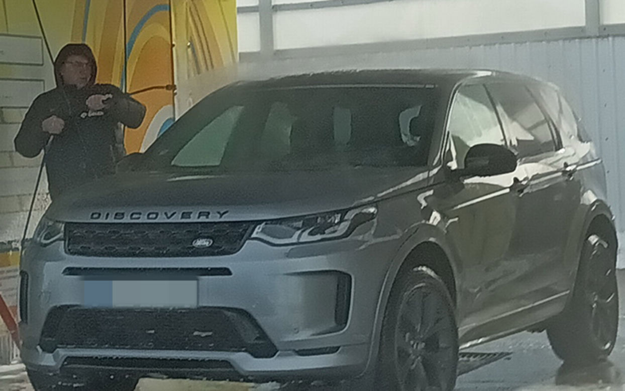 Czesław Michniewicz myje auto w stroju selekcjonera