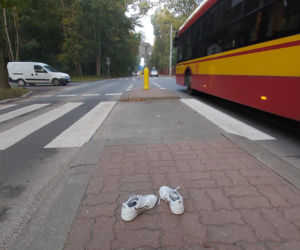 Białe buty na ulicach Warszawy