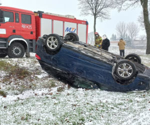 Osobówka wypadła z drogi i wylądowała na dachu! Groźny wypadek pod Mogilnem [ZDJĘCIA]