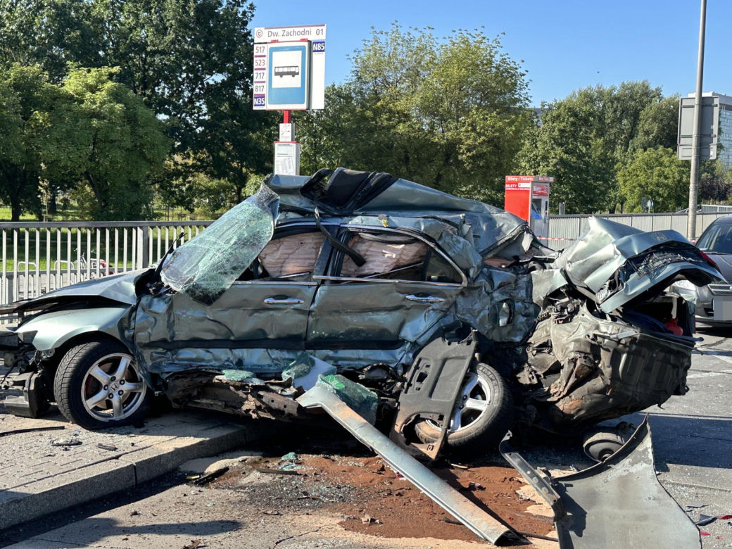 Kierowca hondy wbił się w autobus miejski. Potworny wypadek w Warszawie