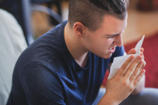 Pojawiają się po kichnięciu i szybko znikają. Okuliści mówią jasno: te trzy grupy osób muszą uważać