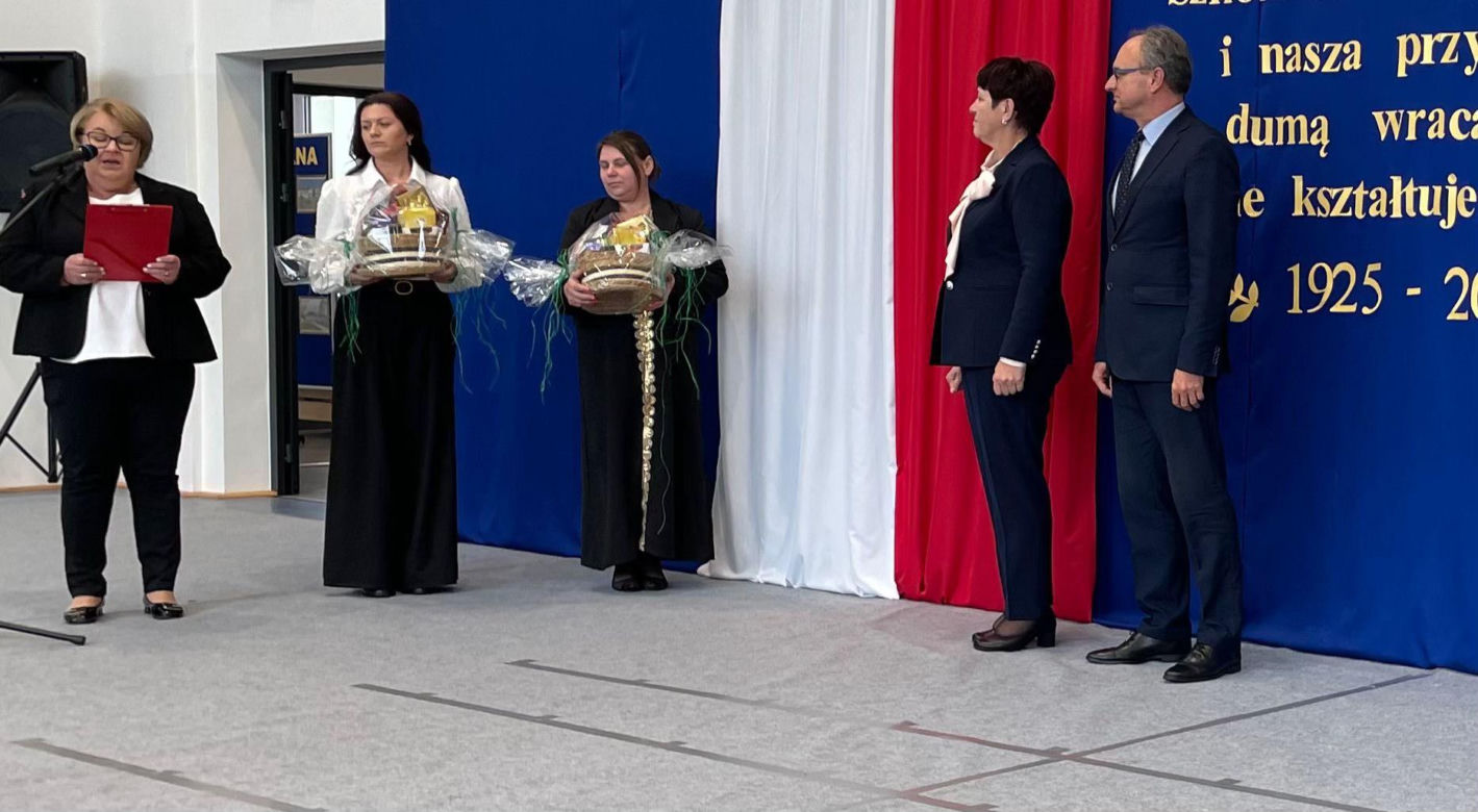 Pierwsza Dama uczciła z uczniami 100 lat od nadania imienia Stefana Batorego Szkole Podstawowej w Liwie