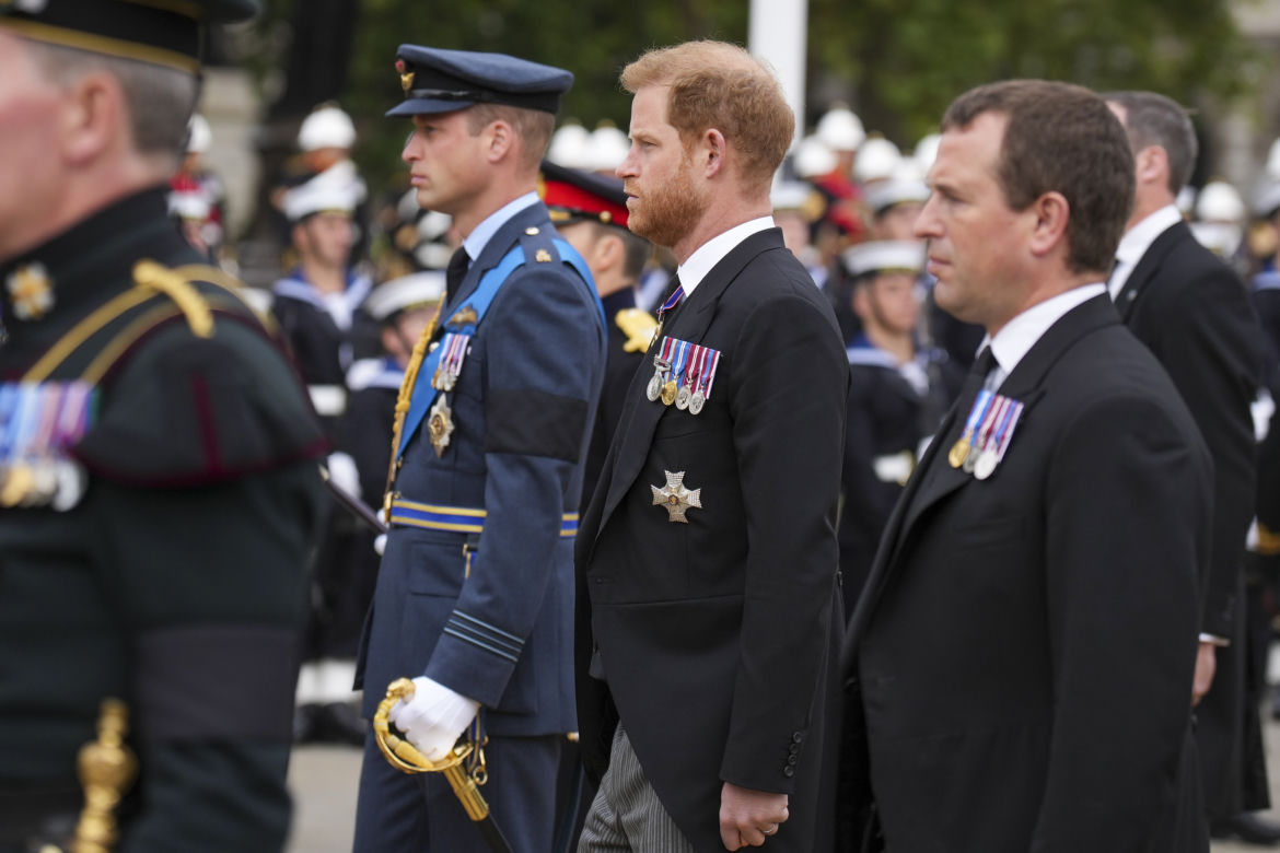 Trumna z Królową przybyła do Westminsteru