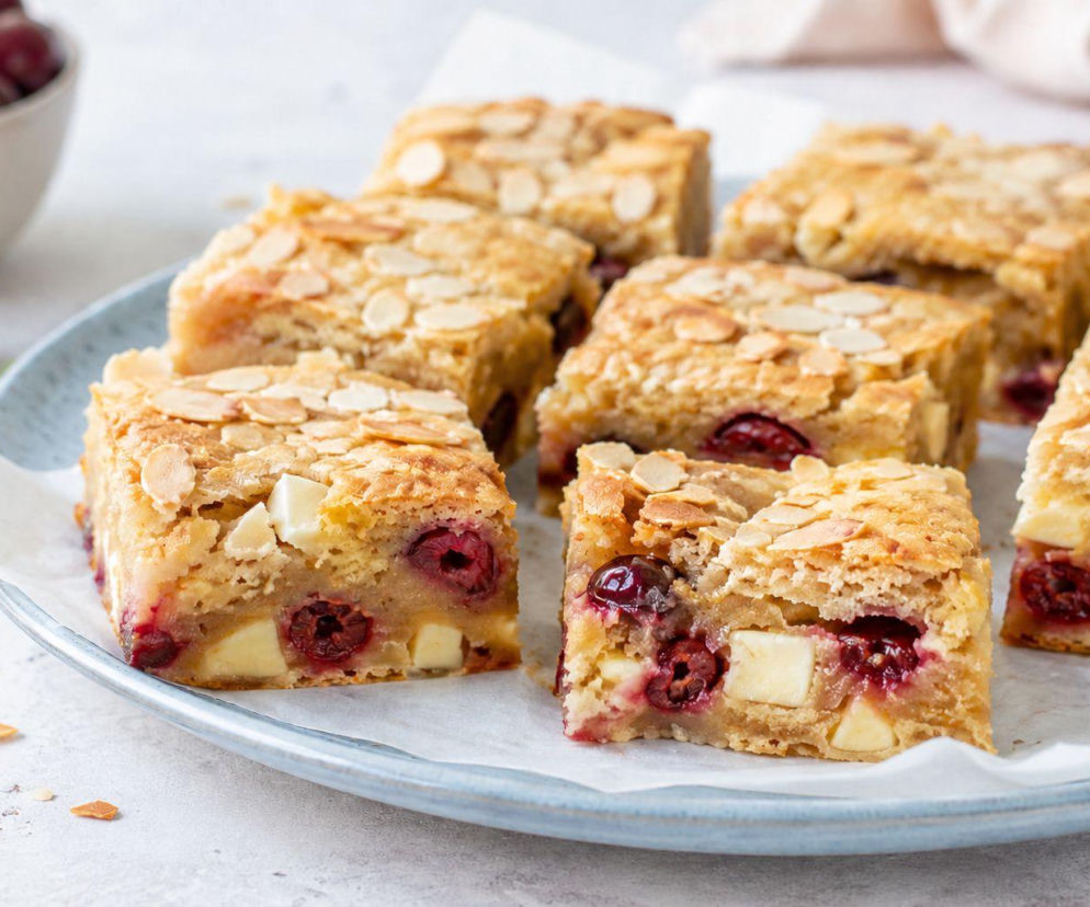blondie z migdałami i wiśniami