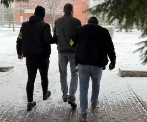 Już trzy osoby usłyszały zarzuty po brutalnym ataku na człowieka na osiedlu Bajka w Bydgoszczy