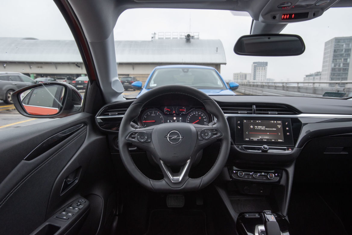 Peugeot 208 Allure vs Opel Corsa Elegance
