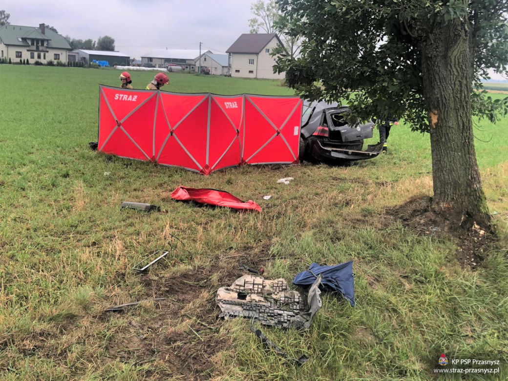 Turowo. ROZTRZASKAŁA auto o drzewo! NIE ŻYJE 22-latka [ZDJĘCIA]