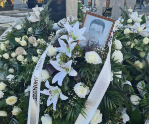 Groby Wiktorii i Konrada utonęły w kwiatach. Pochowali ich w święto zakochanych