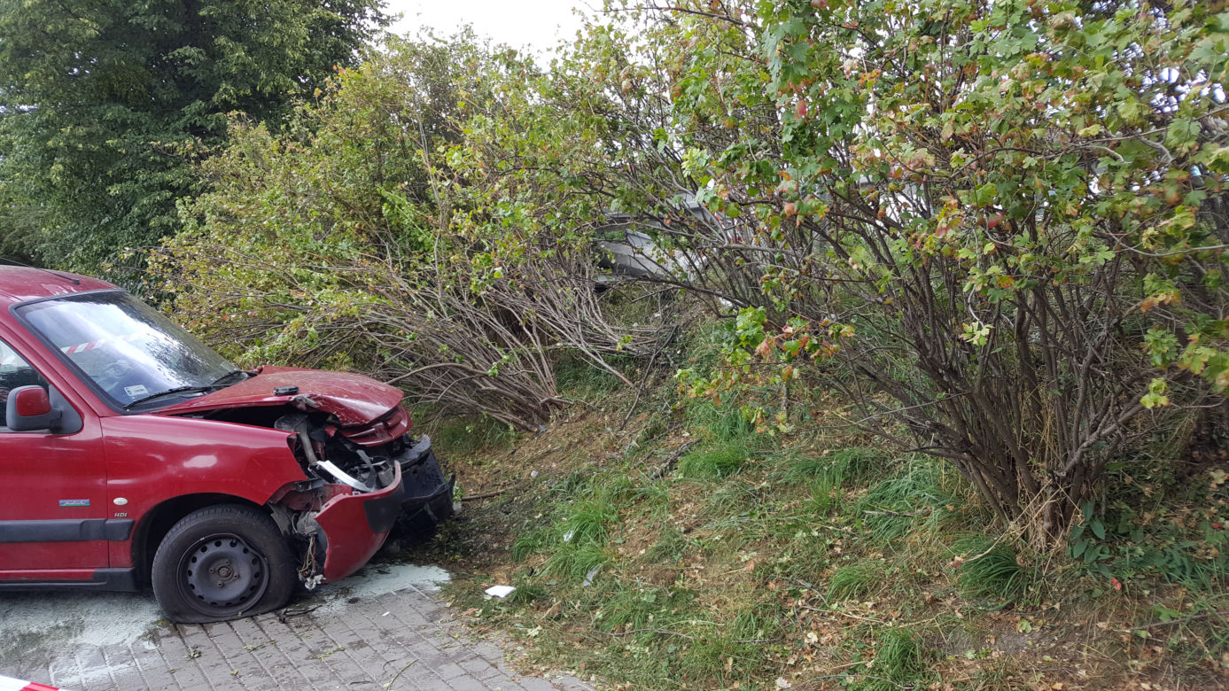 O krok od tragedii na ul. Kolbego! Auto przeleciało przez barierki!