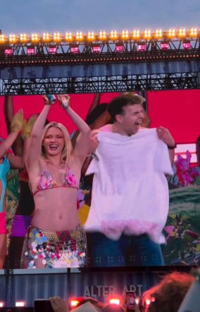 Radny z Konina na scenie z Zara Larsson