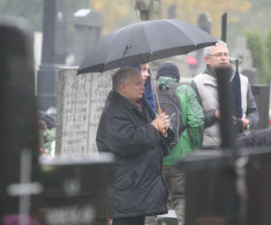 Jarosław Kaczyński na grobie matki
