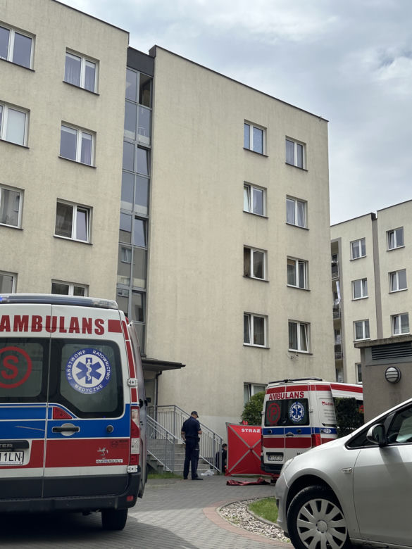 Kobieta runęła z wielkiej wysokości. Tragedia na Bemowie, nie było szans na ratunek