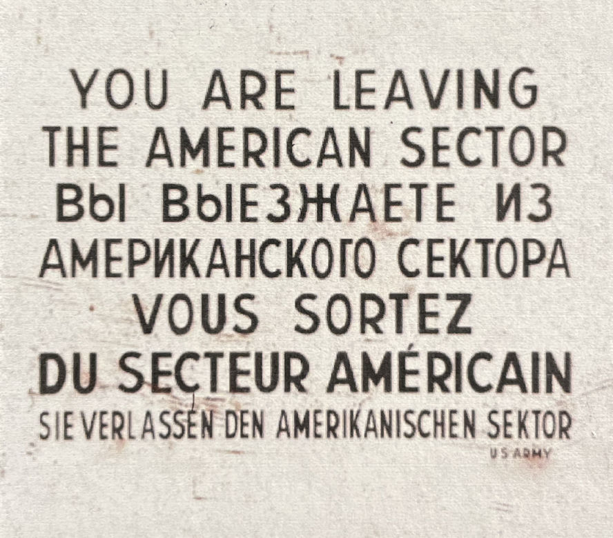Tablica “Checkpoint Charlie”