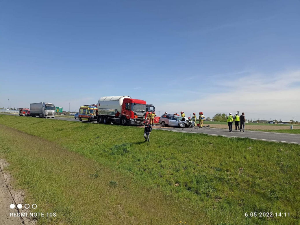 Volkswagen huknął w cysternę! 64-latek nie żyje. Fatalny wypadek na obwodnicy Kalisza [ZDJĘCIA]