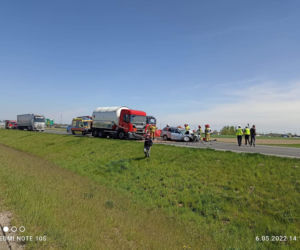 Volkswagen huknął w cysternę! 64-latek nie żyje. Fatalny wypadek na obwodnicy Kalisza [ZDJĘCIA]
