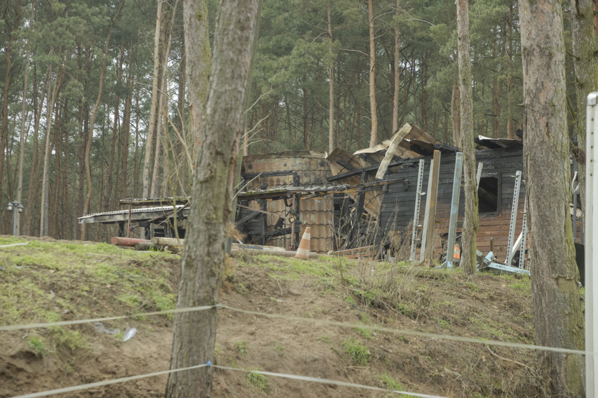  „Chwile przed tragedią miejsce tętniło życiem”. Ogromny pożar stadniny na Białołęce. Spłonęło 8 koni