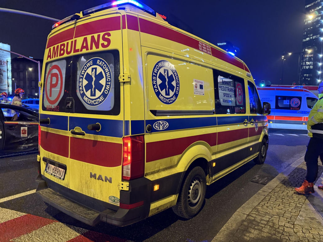 Wypadek karetki na rondzie ONZ w Warszawie. Ambulans zderzył się z taksówką "na aplikację"