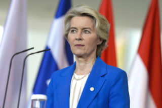 Ceny paliwo uderzają po kieszeni? Bruksela chce, żebyś pracował z domu