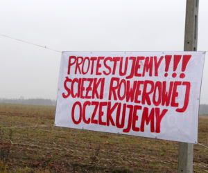 Mieszkańcy nie mogą doprosić się o bezpieczną drogę! WYWIESILI kilometry transparentów 