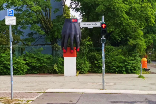 Gigantyczny zegarek na rękę w Hansaviertel