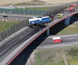 Wypadek na węźle Konotopa. Kierowca uwięziony w cieżąrówce
