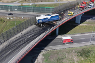 Wypadek na węźle Konotopa. Kierowca uwięziony w cieżąrówce