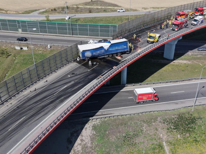 Wypadek na węźle Konotopa. Kierowca uwięziony w cieżąrówce