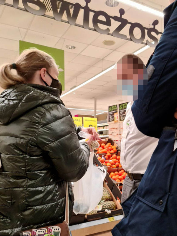 Sprzedali jej orzechy z robakami 