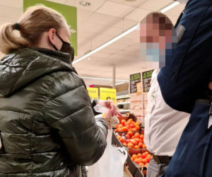Sprzedali jej orzechy z robakami 