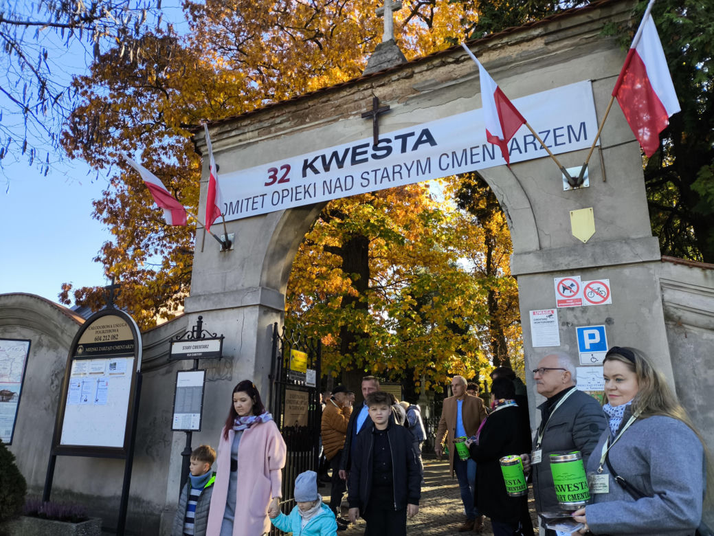 Słoneczna pogoda sprzyjała. 32. Kwesta Na Odnowę Zabytków Starego Cmentarza w Tarnowie