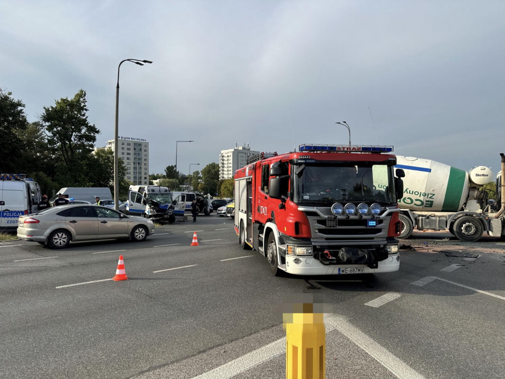 Betoniarka zderzyła się z radiowozem, 8 policjantów trafiło do szpitali