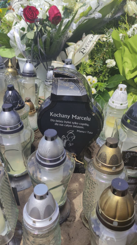 Setki białych kwiatów na grobie Marcela i znicz od rodziców ze wzruszającą inskrypcją