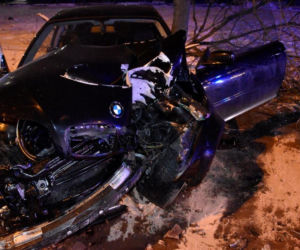Tarnów. Młody kierowca ROZBIŁ bmw na przydrożnym drzewie. Z wypadku wyszedł niemal bez szwanku