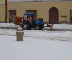 Rynek w Tarnowie pod śniegiem. W akcji pługopiaskarka MPGK