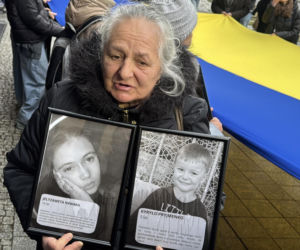 Jesteśmy razem i nie damy się skłócić. Lublin solidarny z Ukrainą. 20-metrowa flaga przed konsulatem