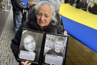 Jesteśmy razem i nie damy się skłócić. Lublin solidarny z Ukrainą. 20-metrowa flaga przed konsulatem