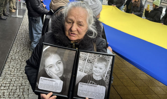 "Jesteśmy razem i nie damy się skłócić". Lublin solidarny z Ukrainą. 20-metrowa flaga przed konsulatem