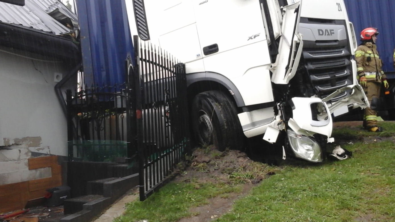 Lubelskie: To cud, że wszyscy żyją. Tir wjechał w budynek mieszkalny