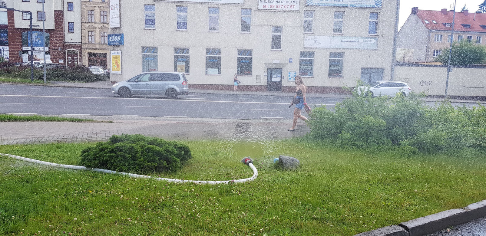 Kurtyny wodne ratują olsztynian w upale