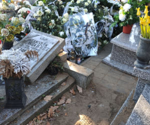 Grob Mikołaja porażonego śmiertelnie prądem tonął w białych kwiatach