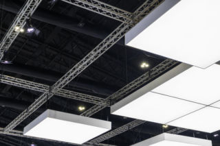Jak projektować i wykonywać modularne sufity podwieszane? Najważniejsze wymagania techniczne