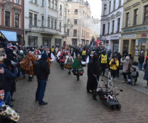 Orszak Trzech Króli 2026 w Toruniu. Zdjęcia z samego serca starówki