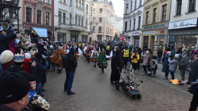 Orszak Trzech Króli 2026 w Toruniu. Zdjęcia z samego serca starówki