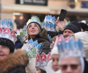 Orszak Trzech Króli 2026 w Toruniu. Zdjęcia z samego serca starówki