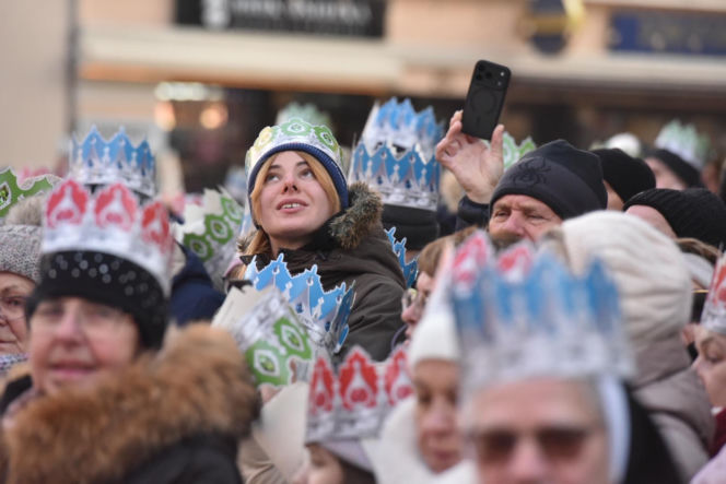 Orszak Trzech Króli 2026 w Toruniu. Zdjęcia z samego serca starówki