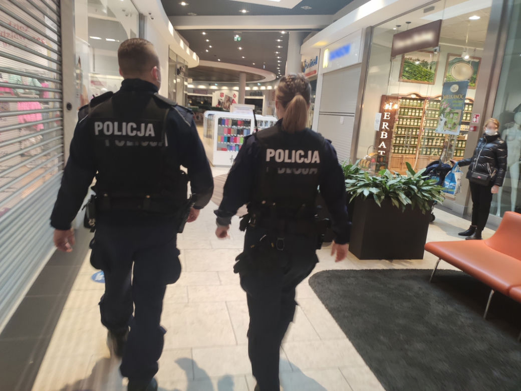 Kontrole policji z Torunia. Sprawdzają respektowanie obostrzeń i noszenie maseczek