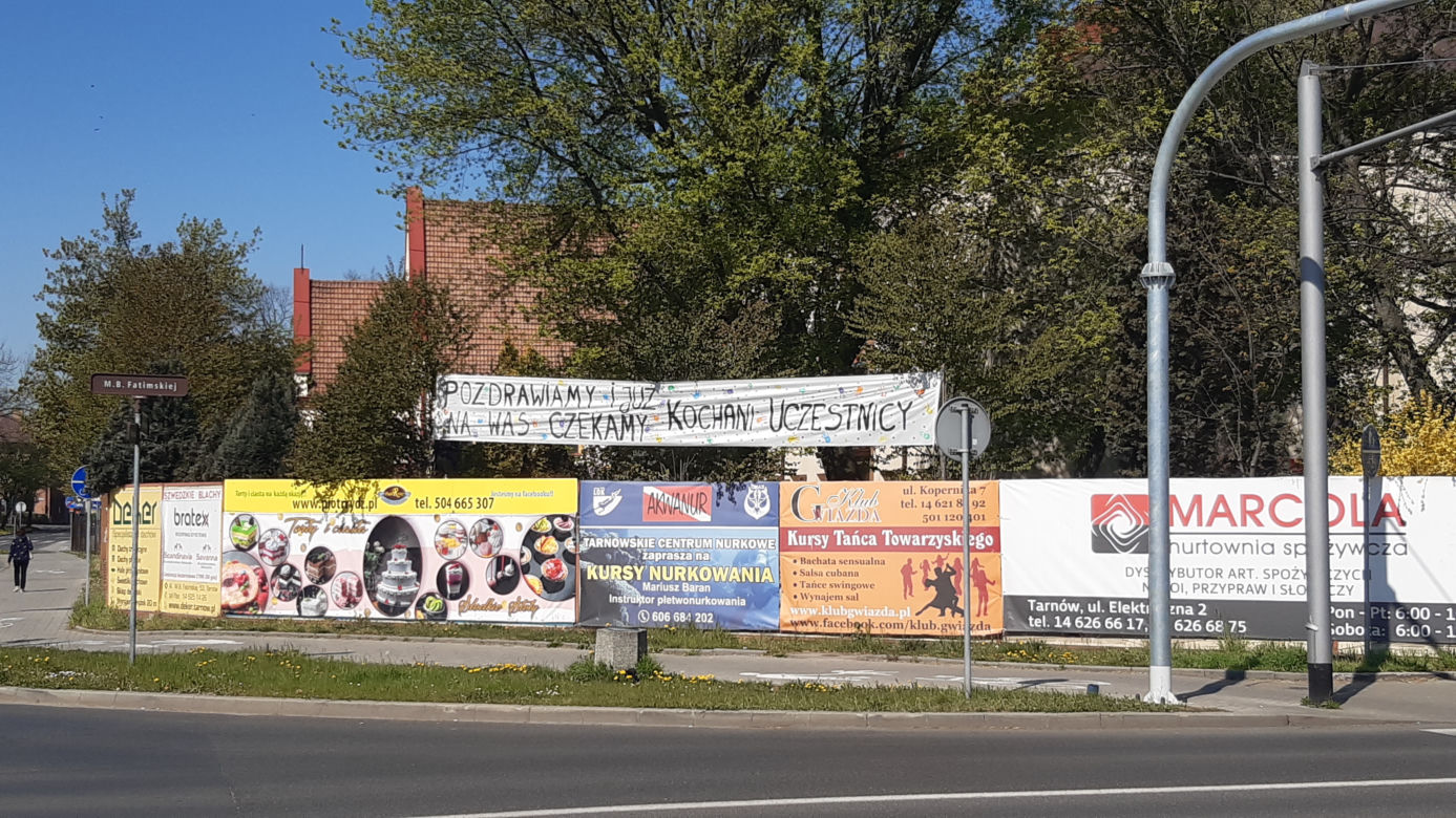 Na banerze można przeczytać: „Tęsknimy za Wami i czekamy” 