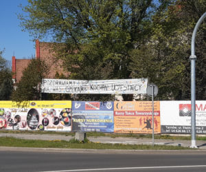 Na banerze można przeczytać: „Tęsknimy za Wami i czekamy” 